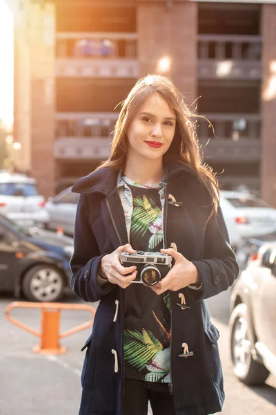 Porträt einer hübschen jungen Touristin beim Fotografieren mit einer alten Retro-Kamera — Stockfoto