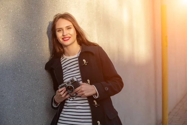 Estilo de vida ensolarado retrato de moda de jovem mulher elegante andando na rua, com câmera, sorrindo desfrutar de fins de semana . — Fotografia de Stock