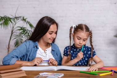 Mutlu aile anne ve kızı birlikte işaretleri ile çizmek.