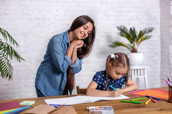 Família feliz mãe e filha juntos desenhar com marcadores . — Fotografia de Stock