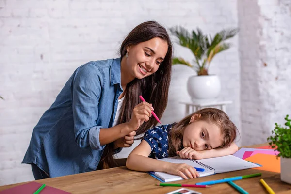 Mãe tornando-se frustrado com a filha enquanto fazendo lição de casa sentado à mesa em casa em dificuldades de aprendizagem lição de casa . — Fotografia de Stock