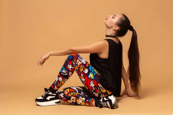 Bailarina de estilo moderno posando sobre fondo de estudio. Hip hop, jazz funk, dancehall —  Fotos de Stock