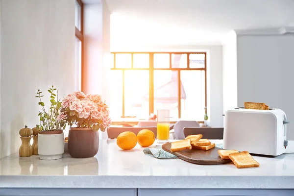 Portion Toast auf einem Holzbrett mit Orangensaft. Frühstück wird auf einem Tisch mit hellblauer Serviette serviert. — Stockfoto