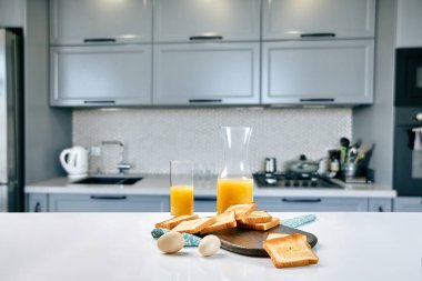 Tost portakal suyu ile ahşap bir gemide kısmı. Kahvaltı bir masaya hafif mavi peçete ile servis edilir.