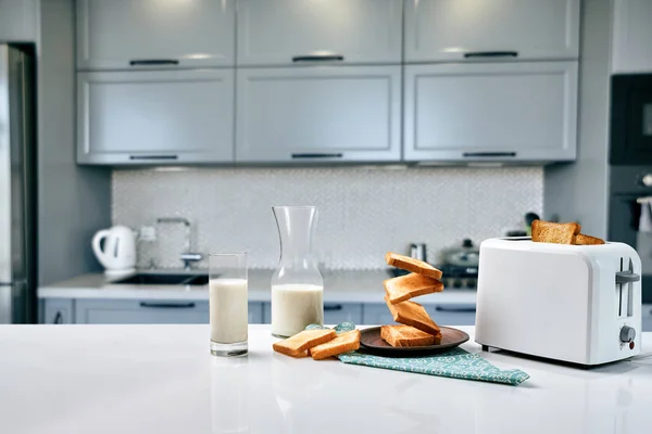Літаючі тости на сніданок і стакан молочного напою. Концепція здорового сніданку . — стокове фото