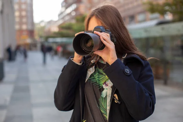 Attraente fotografa donna turistica con macchina fotografica, all'aperto in strada città . — Foto Stock