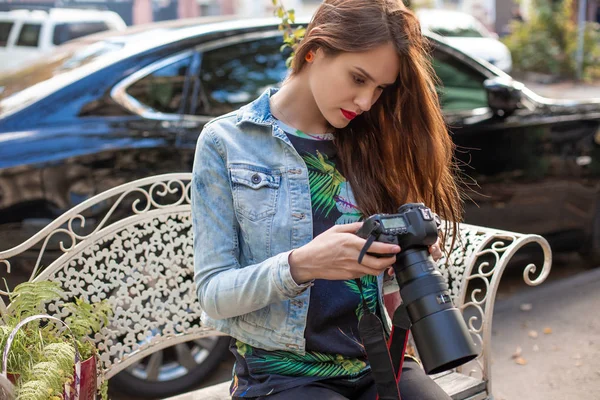 Привлекательная туристическая женщина фотограф с камерой, на открытом воздухе в городе улице . — стоковое фото