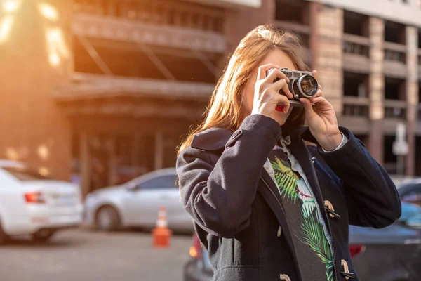 Utomhus höst leende livsstil porträtt av ganska ung kvinna, roar sig i staden med kamera, resa foto av fotograf. — Stockfoto