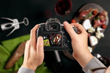 Dijital tek objektifli refleks kamera elinde. Adam fotoğrafçı fotoğraf yapar. Kamera yakın çekim erkek el ele tutuşur