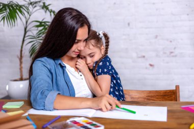 Mutlu aile anne ve kızı birlikte işaretleri ile çizmek.