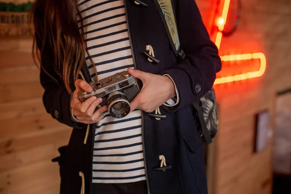 Feliz jovem hipster mulher detém câmera de foto retro. Close-up — Fotografia de Stock