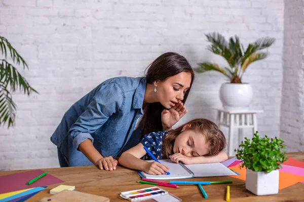 Mãe tornando-se frustrado com a filha enquanto fazendo lição de casa sentado à mesa em casa em dificuldades de aprendizagem lição de casa . — Fotografia de Stock