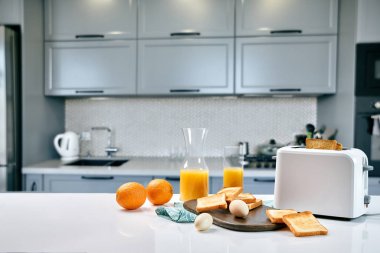 Tablo için tost ve portakal suyu, arka plan bulanık ile Kahvaltı