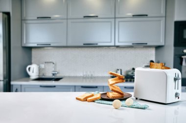 Gevrek tost ve kahve ya da çay gri arka plan üzerinde taze leziz kahvaltı.