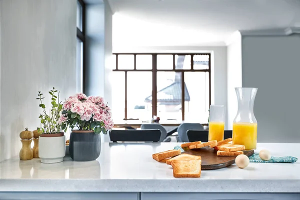 Континентальный завтрак - апельсиновый сок и тосты на белом столе . — стоковое фото