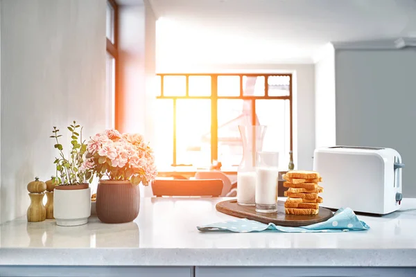 Rostat bröd vetebröd skivad och ko mjölk på bordet, frukost i morgon — Stockfoto