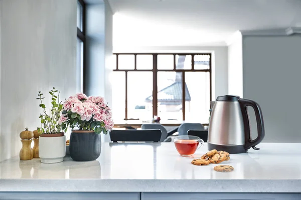 Cena de café da manhã na manhã ensolarada. Caneca de chá preto transparente com biscoito na mesa da cozinha — Fotografia de Stock