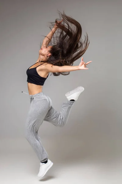Modern style dancer posing on studio background. Hip hop, jazz funk, dancehall — Stock Photo, Image