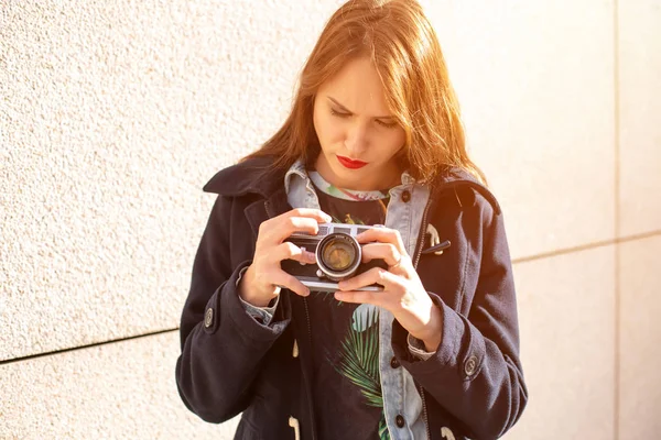 Menina Hipster Feliz Fazendo Foto Com Câmera Retro Rua Cidade — Fotografia de Stock