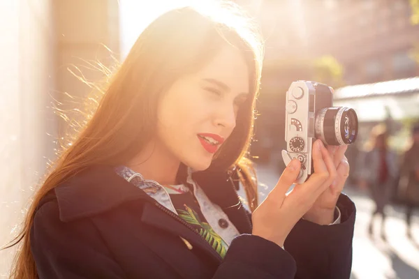 Otoño al aire libre estilo de vida sonriente retrato de mujer joven y bonita, divertirse en la ciudad con la cámara, foto de viaje del fotógrafo . — Foto de Stock