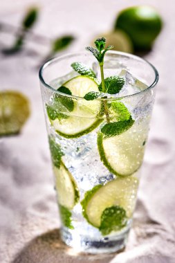 Limon, nane ve saman kum zemin üzerine Caipirinha, Mojito kokteyl, votka veya soda içmek