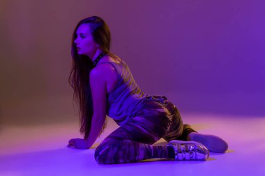 Karanlık bir arka plan üzerinde kalça dance dans Studio çekici genç esmer kadın