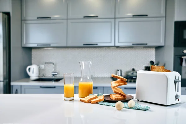Flygande rostat bröd till frukost och ett glas apelsinjuice dricka. Levitation mat och hälsosam frukost koncept. — Stockfoto