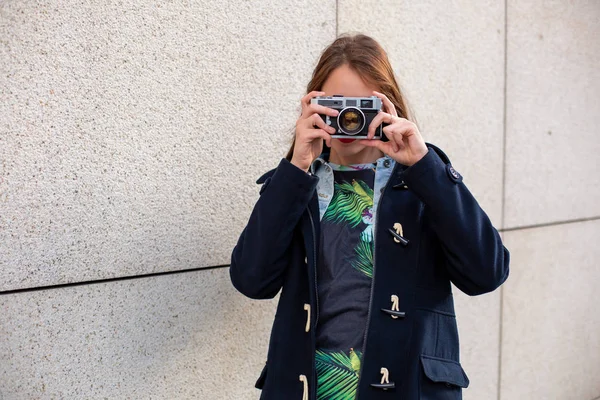 Felice hipster ragazza che fa foto con fotocamera retrò sulla strada della città — Foto Stock