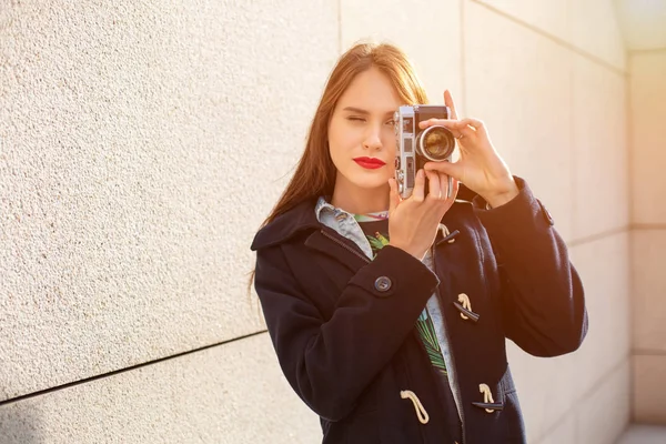 Porträt einer hübschen jungen Touristin beim Fotografieren mit einer alten Retro-Kamera — Stockfoto