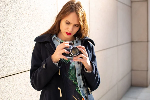 Glücklich Hipster Mädchen macht Foto mit Retro-Kamera auf der Straße der Stadt — Stockfoto