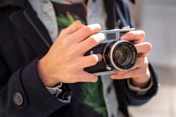 Glücklich Hipster-Mädchen macht Foto mit Retro-Kamera auf der Straße der Stadt. Zusammenbruch — Stockfoto