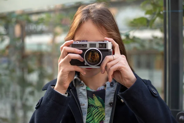 Porträt einer hübschen jungen Touristin beim Fotografieren mit einer alten Retro-Kamera — Stockfoto