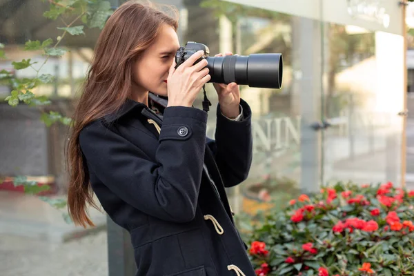 Glückliche Frau im Urlaub fotografiert mit Kamera auf der Straße der Stadt — Stockfoto
