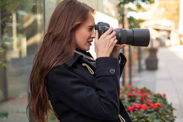 Donna felice in vacanza fotografare con macchina fotografica sulla strada della città — Foto Stock