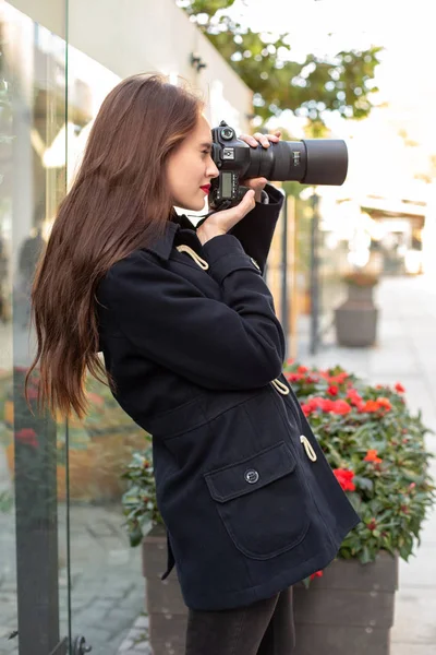 Glückliche Frau im Urlaub fotografiert mit Kamera auf der Straße der Stadt — Stockfoto