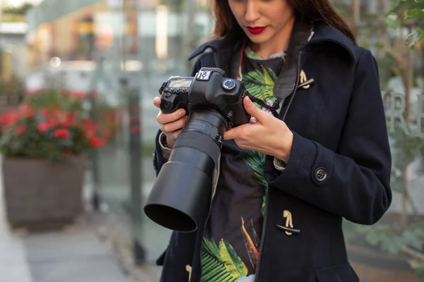 Glückliche Frau im Urlaub fotografiert mit Kamera auf der Straße der Stadt — Stockfoto