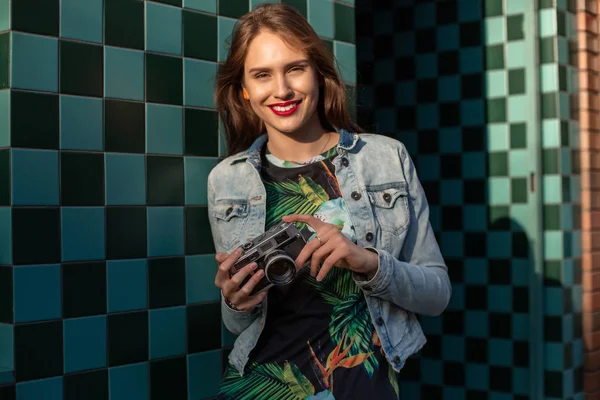 Lifestyle sonnige Mode Porträt der jungen stilvollen Frau zu Fuß auf der Straße, mit Kamera, lächelnd genießen Wochenenden. — Stockfoto