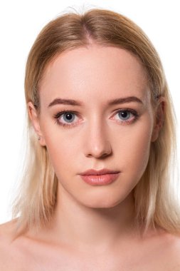 Sarışın genç kadın beyaz arka plan üzerinde makyaj olmadan