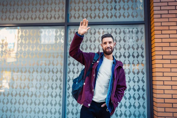 Calle moda modelo turista hombre al aire libre. Hombre con bolso negro y chaqueta púrpura, otoño . —  Fotos de Stock