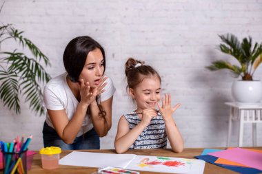 Mutlu bir aile. Anne ve kızı birlikte boya.