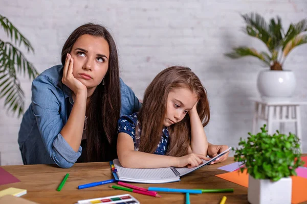 Mãe tornando-se frustrado com a filha enquanto fazendo lição de casa sentado à mesa em casa em dificuldades de aprendizagem lição de casa . — Fotografia de Stock