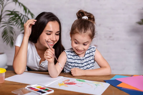 Família feliz. Mãe e filha juntos pintar . — Fotografia de Stock