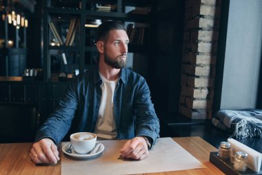 Kendine güvenen adam dalgın arıyor kafe kapalı iş ara öğle yemeği sırasında bir fincan kahve zevk