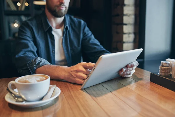 Detailní záběr rukou člověka pomocí tabletu, připojení wifi. Pracujete jen z kavárny. — Stock fotografie