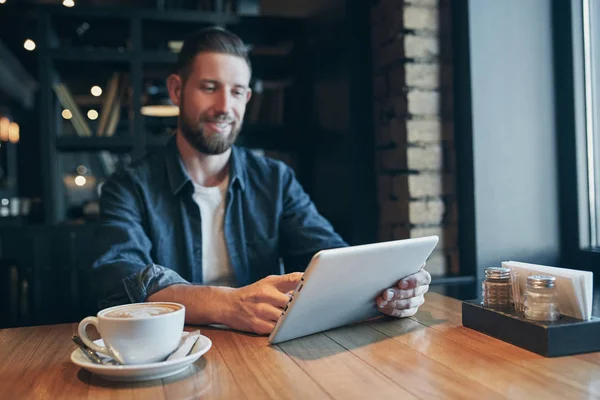 Hombre Joven Bebiendo Café Cafetería Uso Tableta Freelancer Lugar Trabajo — Foto de Stock