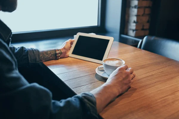 Detailní záběr rukou člověka pomocí tabletu, připojení wifi. Pracovat jen z kavárny. Černá obrazovka — Stock fotografie