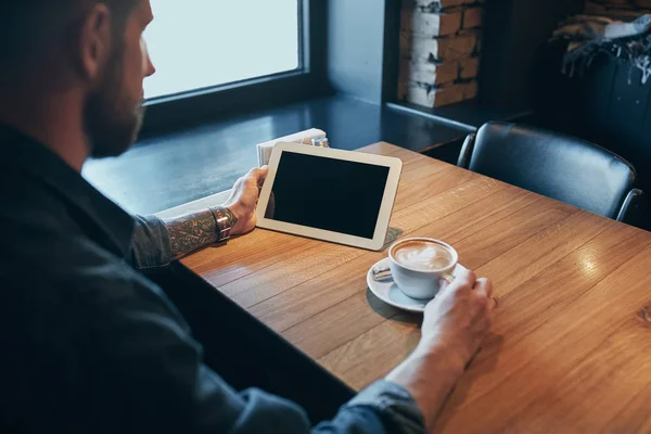 Close up manos hombre utilizando la tableta, conexión wifi. Trabajando solo en la cafetería. Pantalla negra — Foto de Stock