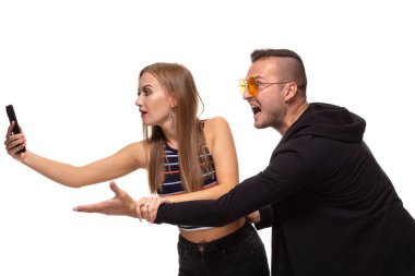 Gizlice dinleme konuşma için telefonla veya sosyal gözetleme mesajları, iletileri. Çift ilişki kavramı