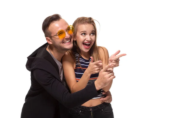 Retrato do casal feliz olhando e apontando para a distância, isolado no fundo branco . — Fotografia de Stock