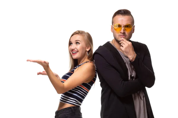 Pareja viendo mirar algo y tener diferentes emociones concepto. Estudio sobre fondo blanco — Foto de Stock